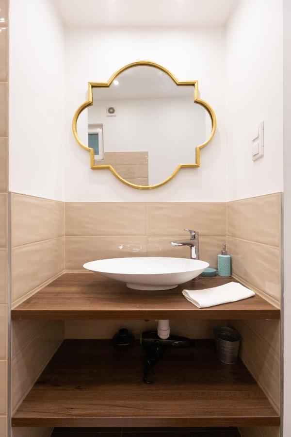 Lovely 2-Bedroom Apartment At The Vaci Street Budapest Eksteriør billede