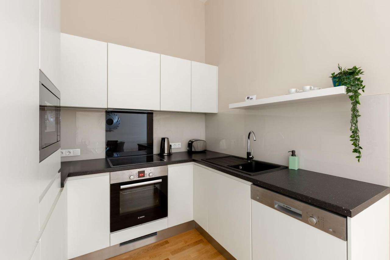 Lovely 2-Bedroom Apartment At The Vaci Street Budapest Eksteriør billede