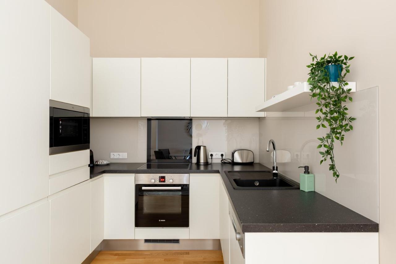 Lovely 2-Bedroom Apartment At The Vaci Street Budapest Eksteriør billede