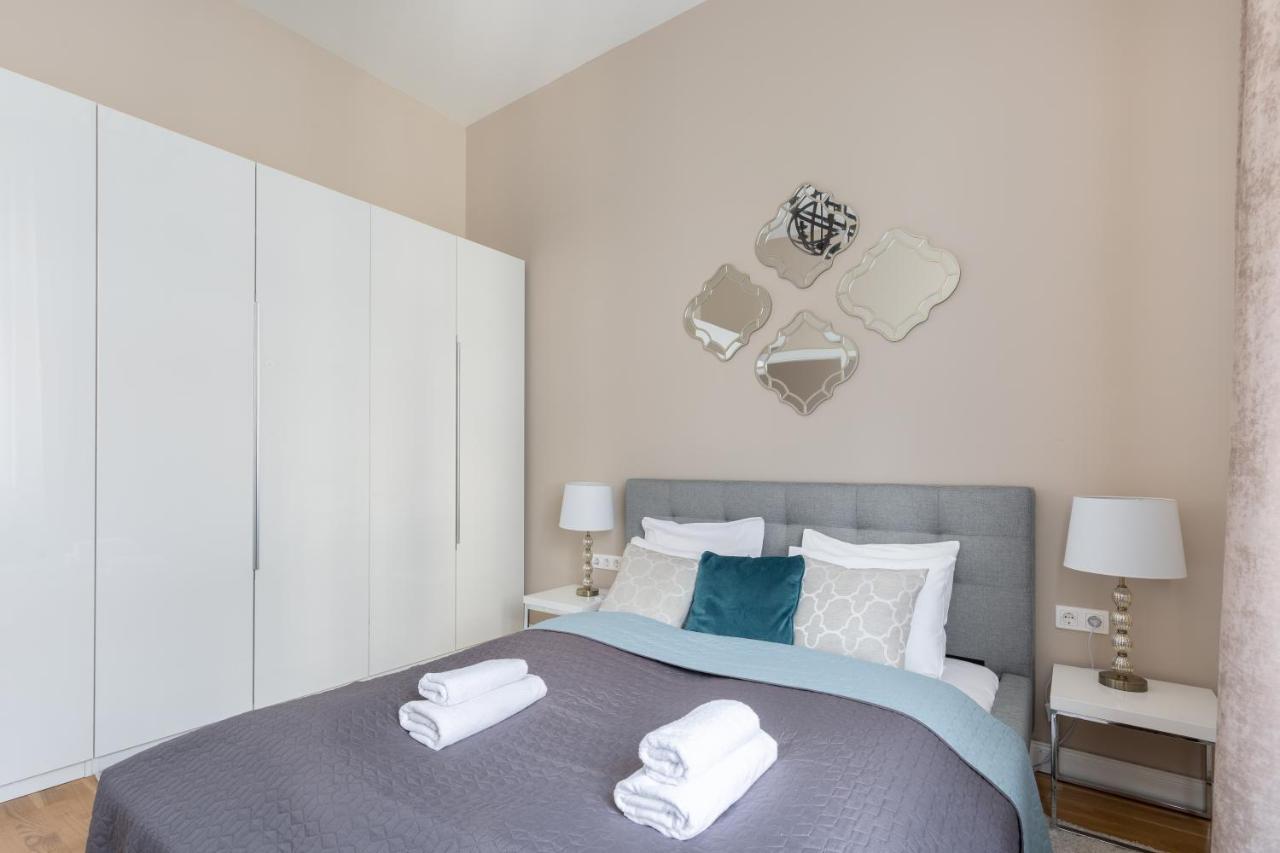 Lovely 2-Bedroom Apartment At The Vaci Street Budapest Eksteriør billede