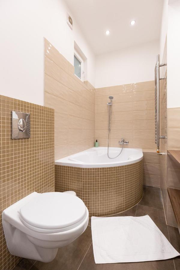 Lovely 2-Bedroom Apartment At The Vaci Street Budapest Eksteriør billede