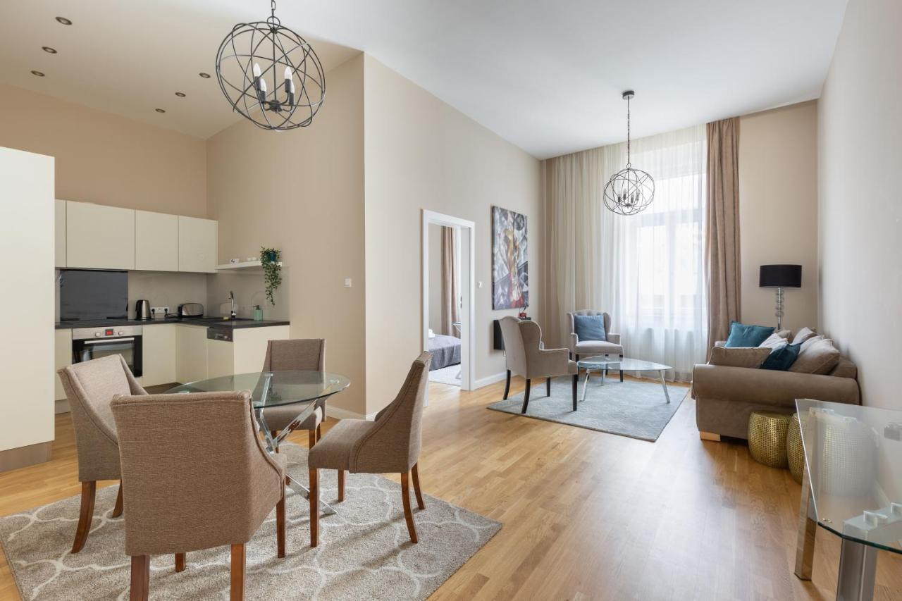 Lovely 2-Bedroom Apartment At The Vaci Street Budapest Eksteriør billede