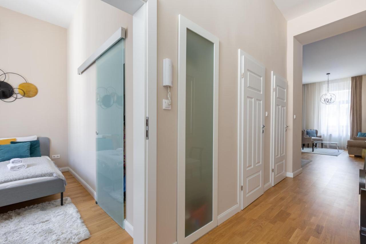 Lovely 2-Bedroom Apartment At The Vaci Street Budapest Eksteriør billede