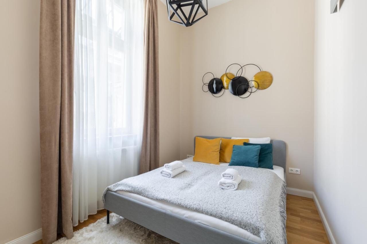 Lovely 2-Bedroom Apartment At The Vaci Street Budapest Eksteriør billede