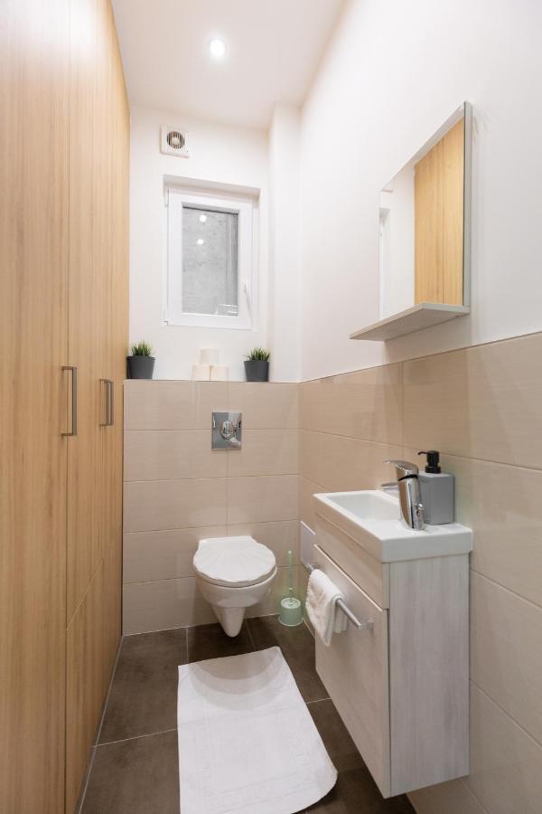Lovely 2-Bedroom Apartment At The Vaci Street Budapest Eksteriør billede