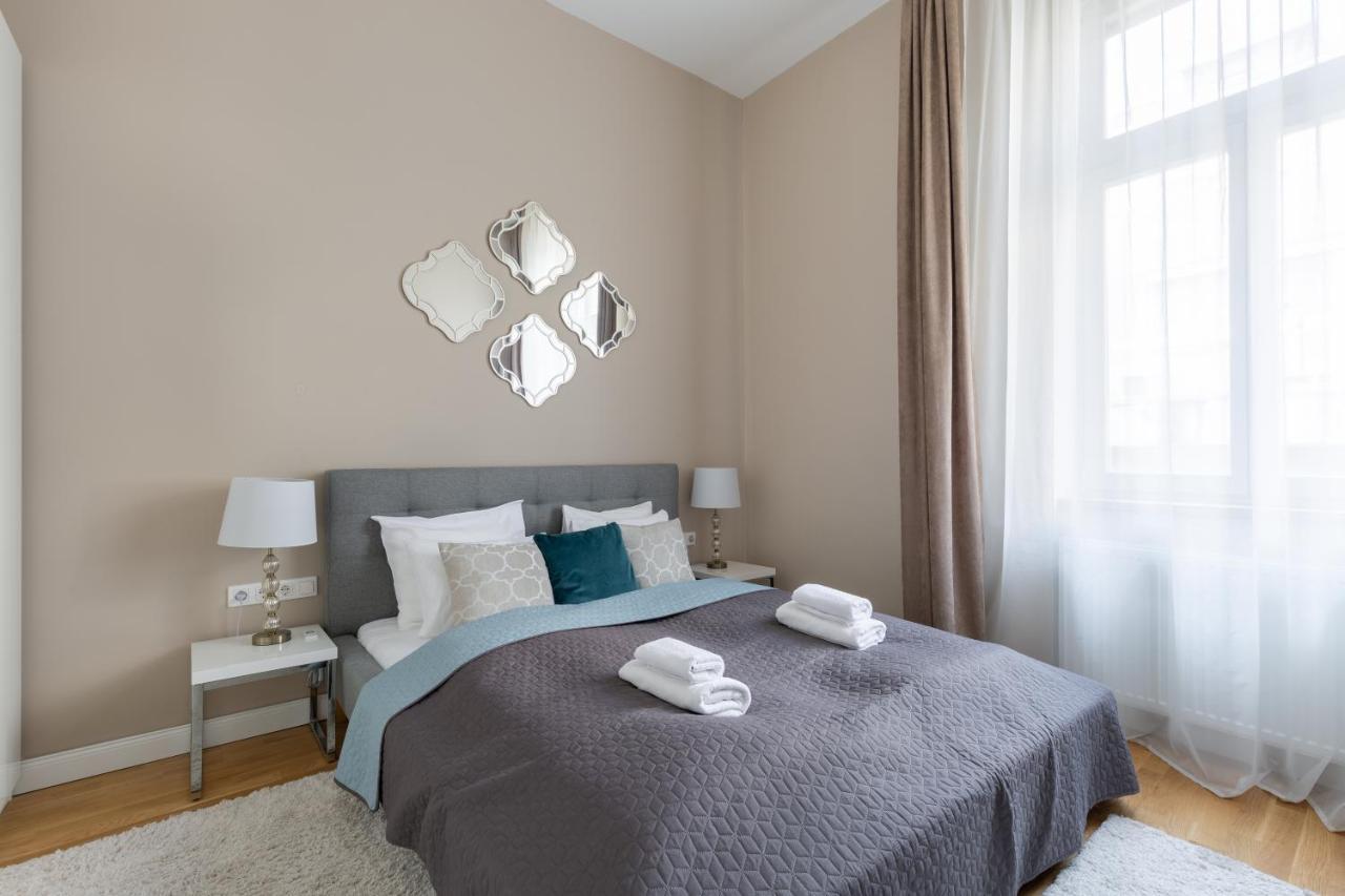 Lovely 2-Bedroom Apartment At The Vaci Street Budapest Eksteriør billede